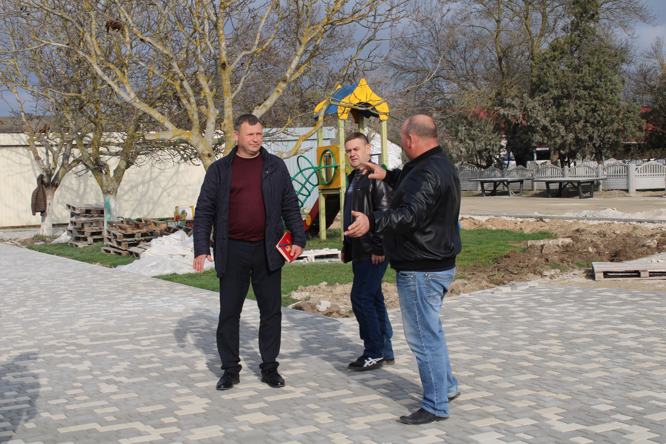 Игорь Крутьков: В рамках встреч с главами муниципальных образований района состоялся выезд в село Кирово, где побеседовал с главой поселения Андреем Сосуновичем