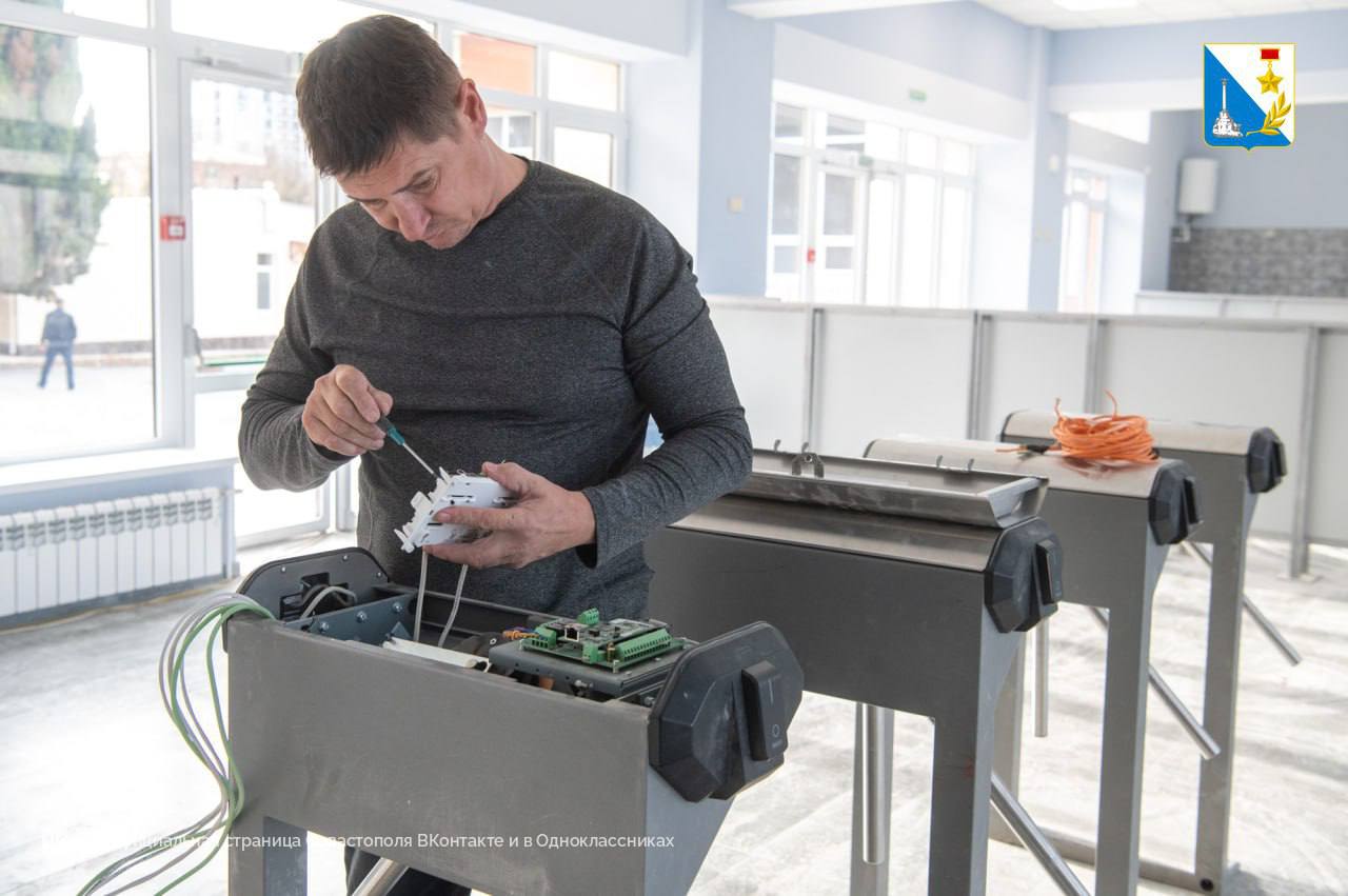 Губернатор Михаил Развожаев проверил ход капремонта в школе №34 Губернатор Михаил Развожаев проверил ход капремонта в школе №34