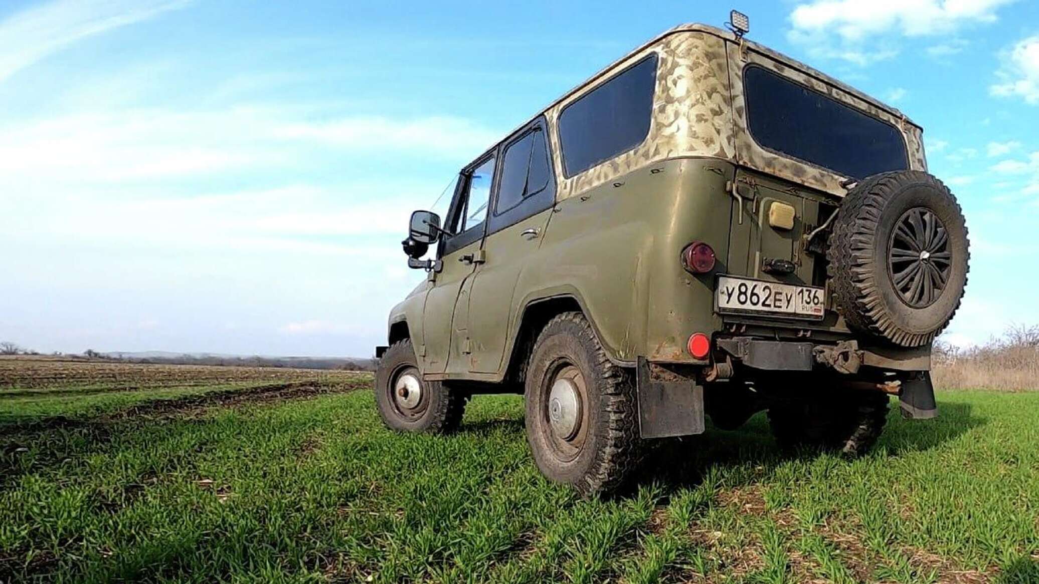 Раритет на фронт – волонтеры из Керчи передали бойцам УАЗ 1956 года