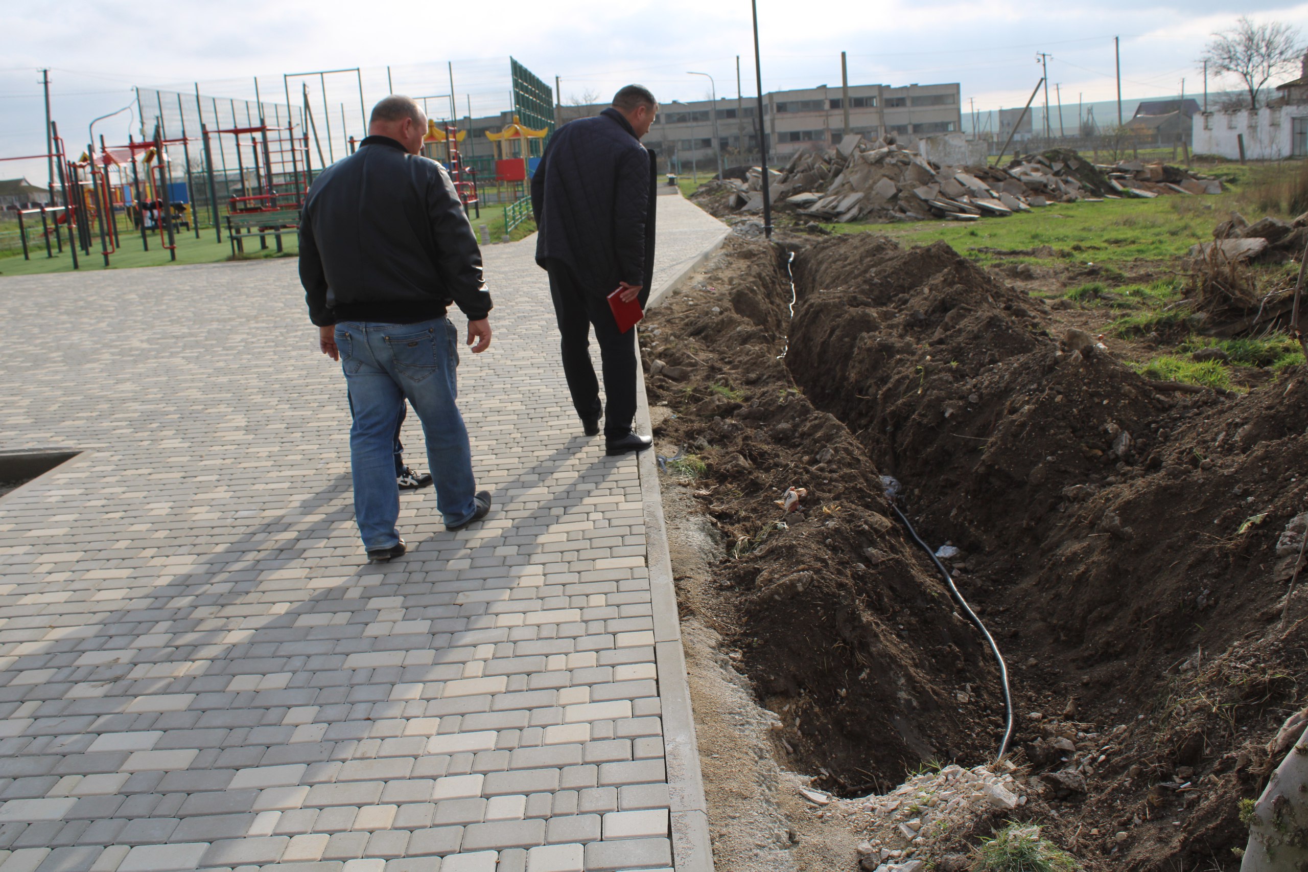 Игорь Крутьков: В рамках встреч с главами муниципальных образований района состоялся выезд в село Кирово, где побеседовал с главой поселения Андреем Сосуновичем Игорь Крутьков: В рамках встреч с главами муниципальных образований района состоялся выезд в село Кирово, где побеседовал с главой поселения Андреем Сосуновичем