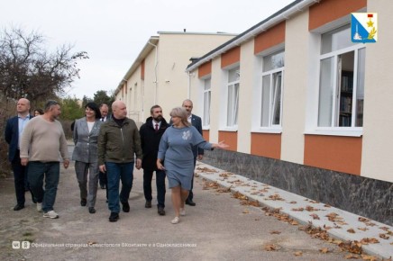 Губернатор Михаил Развожаев проверил ход капремонта в школе №34