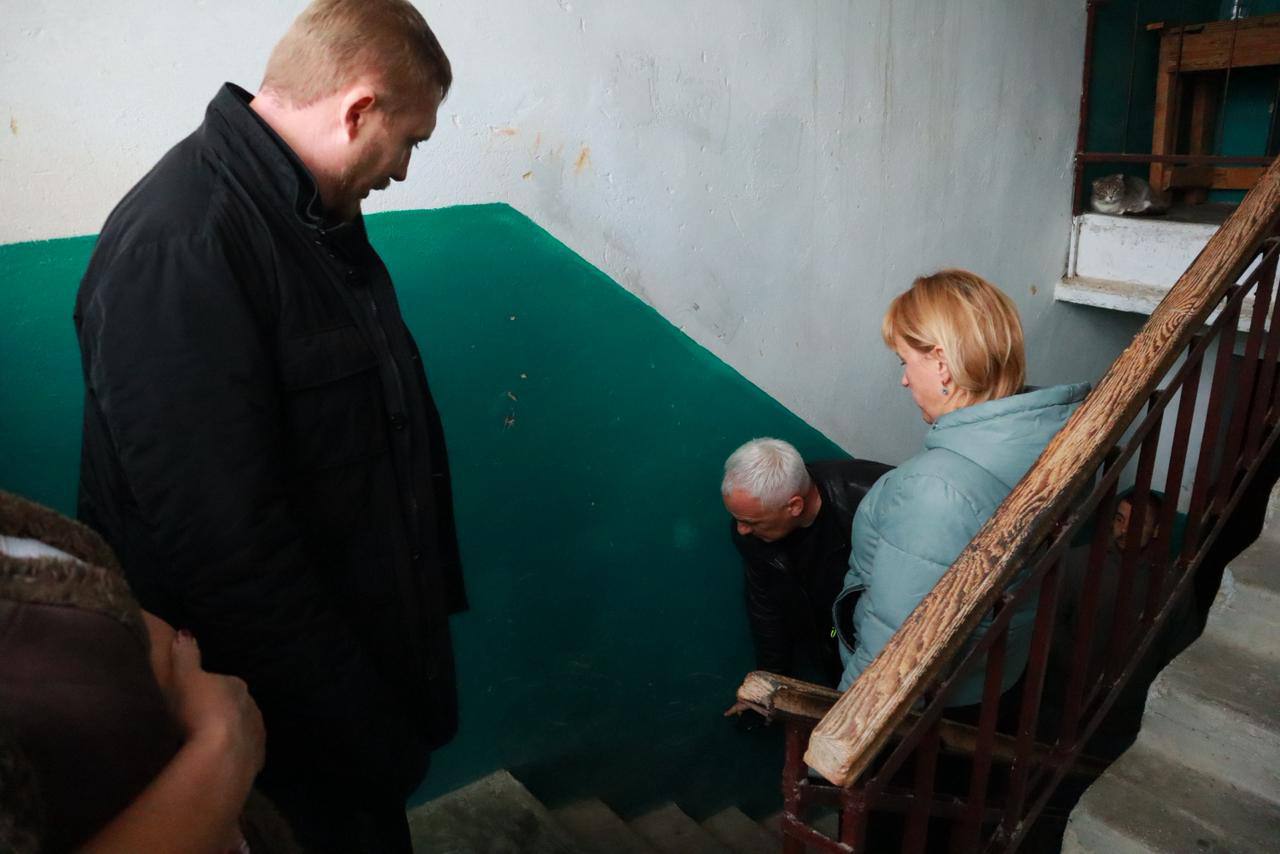 Дмитрий Чумаков: Во время объезда в селе Зеленогорское посмотрел подъезды многоквартирных домов, которые требуют ремонта Дмитрий Чумаков: Во время объезда в селе Зеленогорское посмотрел подъезды многоквартирных домов, которые требуют ремонта