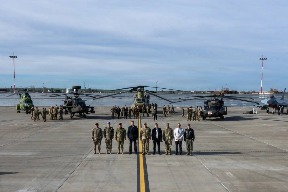 Генерал Кристофер Т. Донахью, командующий армией США в Европе и Африке (USAREUR-AF) и командующий Объединённым сухопутным командованием НАТО (LANDCOM) во вторник, посетил гарнизон армии США Черное море на авиабазе Михаил...