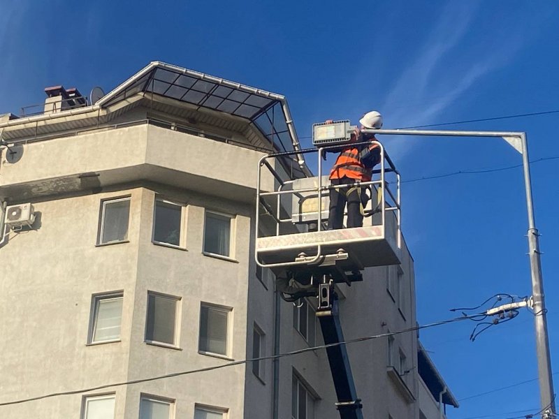 «Горсвет» обновляет наружное освещение дороги-дублера на проспекте Героев Сталинграда «Горсвет» обновляет наружное освещение дороги-дублера на проспекте Героев Сталинграда