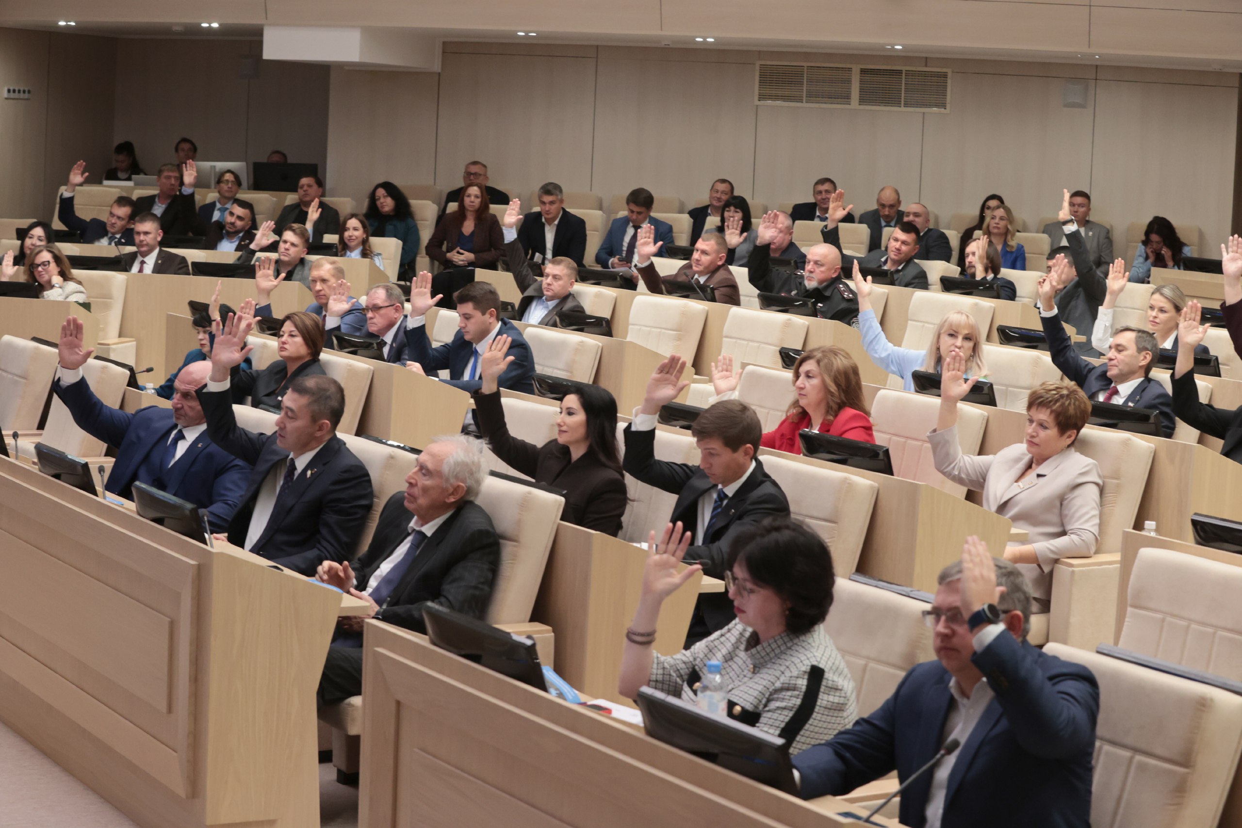 Министр строительства и архитектуры Республики Крым Эдуард Щёголев принял участие в парламентских слушаниях по проекту закона «О бюджете РК на 2026 год и на плановый период 2027 и 2028 годов» в Государственном Совете... Министр строительства и архитектуры Республики Крым Эдуард Щёголев принял участие в парламентских слушаниях по проекту закона «О бюджете РК на 2026 год и на плановый период 2027 и 2028 годов» в Государственном Совете...