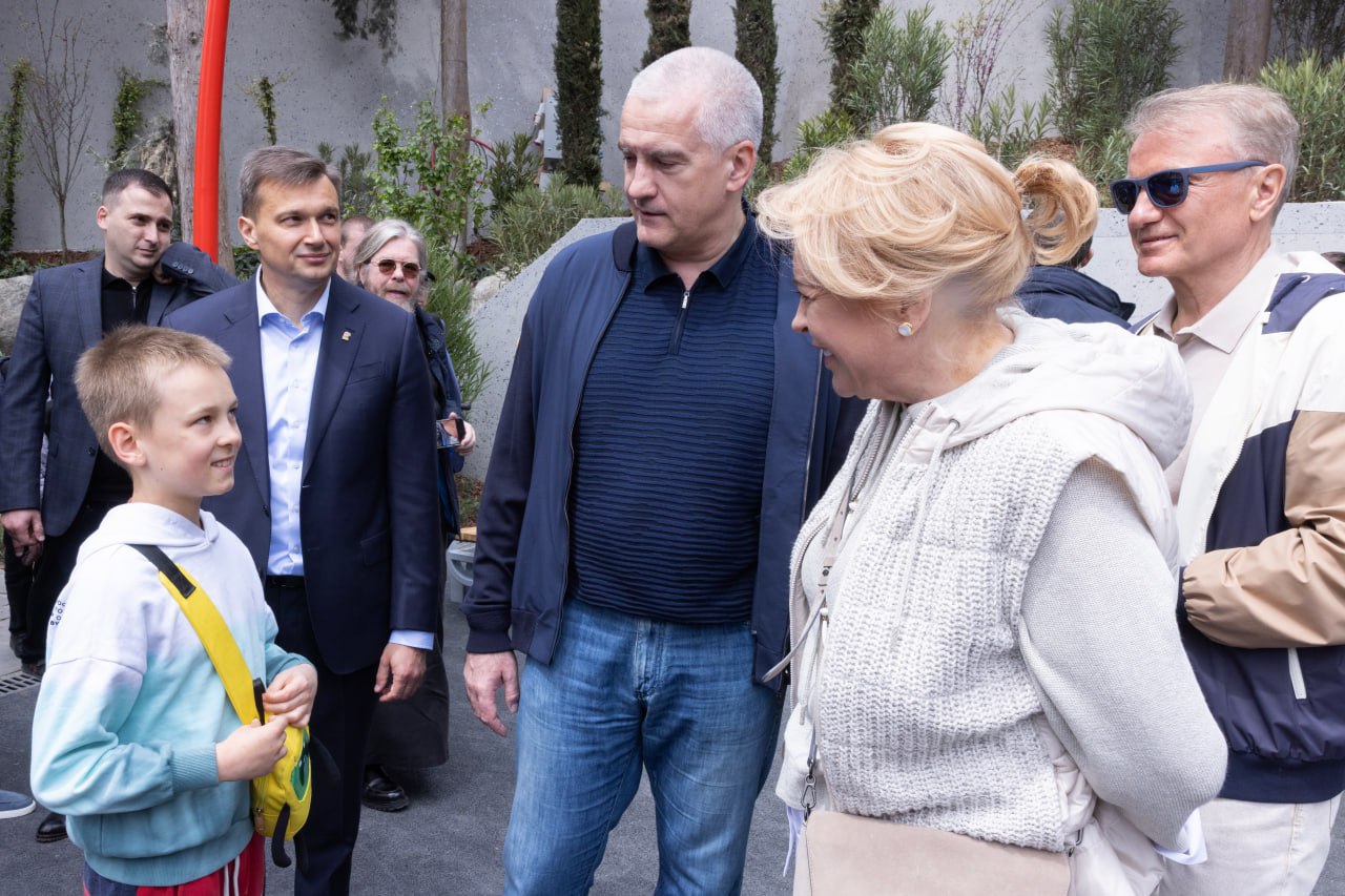 Янина Павленко: Друзья! Сегодня день рождения отмечает лидер всех крымчан, тот, кто 11 лет назад не побоялся взять на себя ответственность за них и за будущее всего полуострова и теперь уверенно ведет Крым вперед дорогами... Янина Павленко: Друзья! Сегодня день рождения отмечает лидер всех крымчан, тот, кто 11 лет назад не побоялся взять на себя ответственность за них и за будущее всего полуострова и теперь уверенно ведет Крым вперед дорогами...