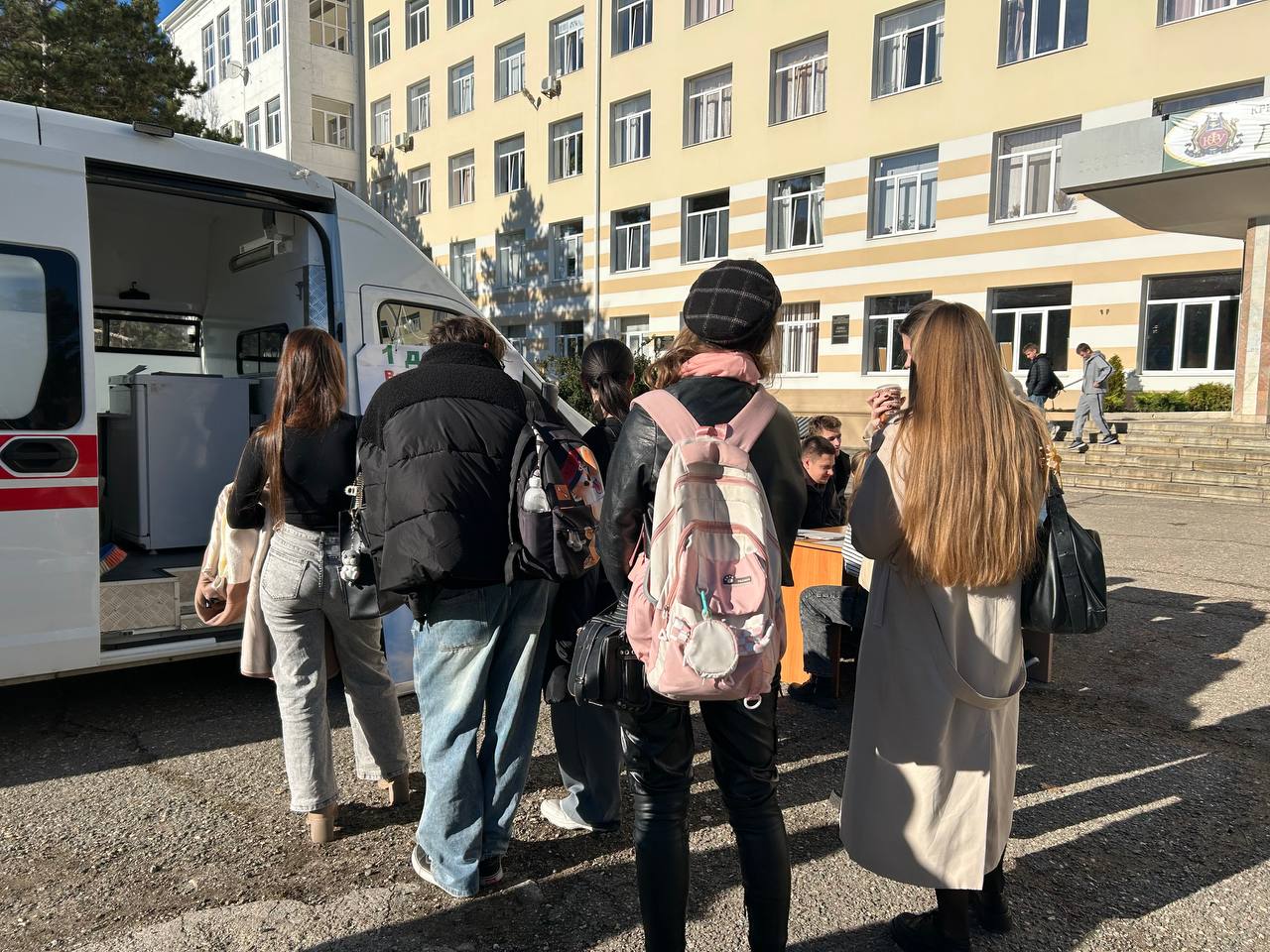 В Крымском федеральном продолжается всероссийская акция «День борьбы со СПИДом» В Крымском федеральном продолжается всероссийская акция «День борьбы со СПИДом»