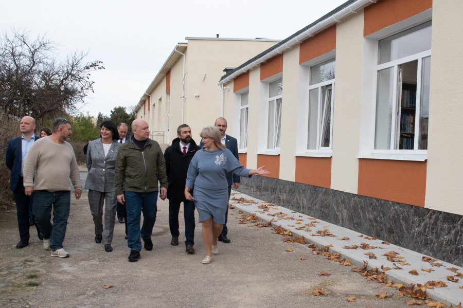 Михаил Развожаев проинспектировал ход капремонта школы № 34 имени Александра Шостака