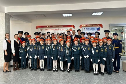 В Симферополе состоялась патриотическая встреча школьников с Героем России