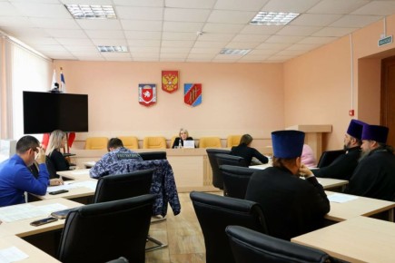 Инна Федоренко: Сегодня провела межведомственное заседание антитеррористической комиссии и оперативной группы, на котором мы обсудили важнейшие вопросы по обеспечению безопасности и стабильности в нашем районе