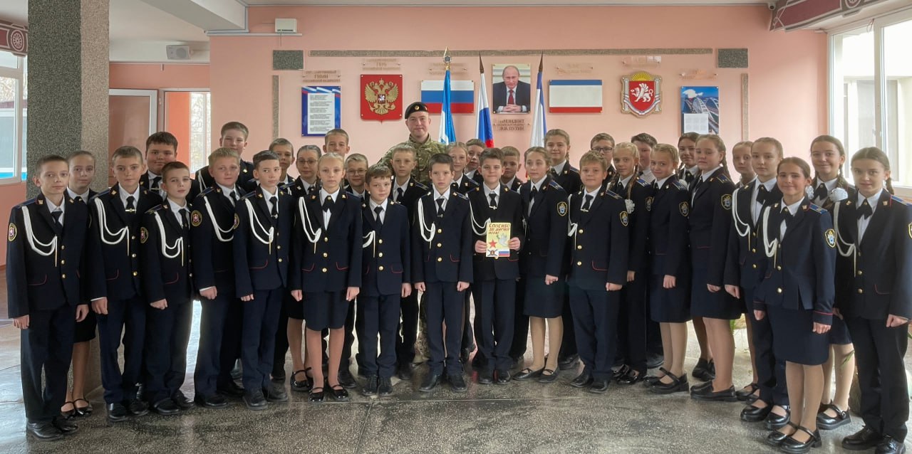 27 ноября, в День морской пехоты, кадеты 5-К класса МБОУ «Школа-лицей №3 им. А.С.Макаренко» встретились с Ерошкиным Иваном Геннадьевичем, человеком, чья жизнь неразрывно связана с защитой Родины