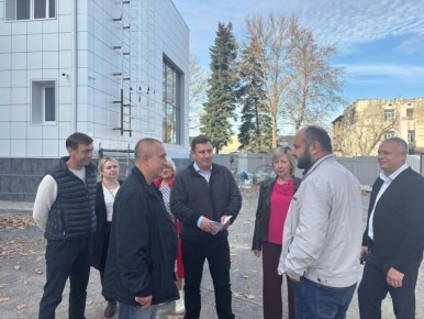Юрий Нестеренко: Совместно с руководством района и представителями подрядной организации проинспектировал ход работ по капитальному ремонту Дома культуры в селе Перово