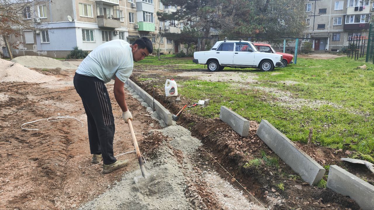 Олег Каторгин: В Керчи приступили к ремонту тротуаров внутри жилого квартала в районе Аршинцево Олег Каторгин: В Керчи приступили к ремонту тротуаров внутри жилого квартала в районе Аршинцево