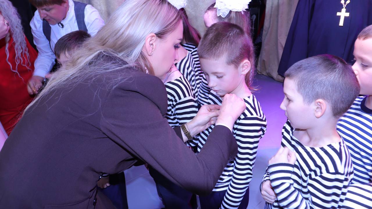 Анастасия Гридчина: Сегодня приняла участие в ежегодном торжественном посвящении учащихся первых классов МБОУ «СОШ №38» имени Героя Российской Федерации В.А. Дорохина в ряды движения «Юные дорохинцы – Орлята России» Анастасия Гридчина: Сегодня приняла участие в ежегодном торжественном посвящении учащихся первых классов МБОУ «СОШ №38» имени Героя Российской Федерации В.А. Дорохина в ряды движения «Юные дорохинцы – Орлята России»