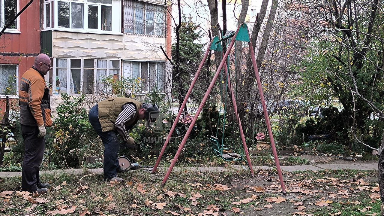 В Симферополе демонтировали старую детскую площадку, не соответствующую требованиям безопасности В Симферополе демонтировали старую детскую площадку, не соответствующую требованиям безопасности