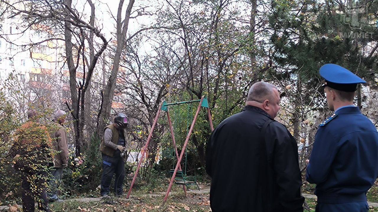 В Симферополе демонтировали старую детскую площадку, не соответствующую требованиям безопасности В Симферополе демонтировали старую детскую площадку, не соответствующую требованиям безопасности