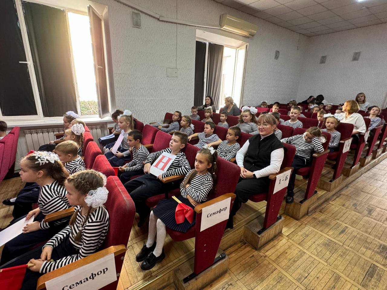 Михаил Шеремет: С большим удовольствием, совместно с почетными гостями, принял участие в торжественном мероприятии- «Посвящение первоклашек школы N 38 города Симферополя в юные дорохинцы- орлята России» Михаил Шеремет: С большим удовольствием, совместно с почетными гостями, принял участие в торжественном мероприятии- «Посвящение первоклашек школы N 38 города Симферополя в юные дорохинцы- орлята России»