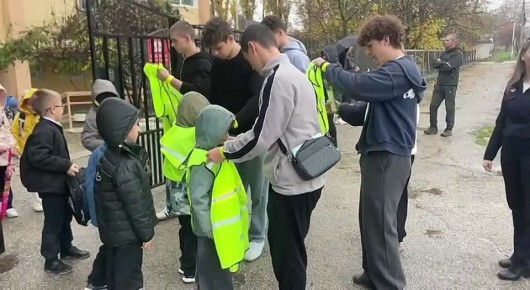 Сотрудники Госавтоинспекции Кировского района совместно с ученическим самоуправлением МБОУ «Старокрымский УВК № 1» поддержали видео-челлендж «Крым-засветись!»