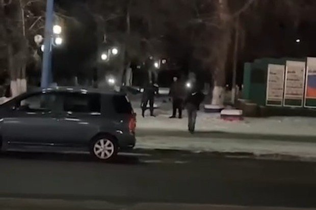 В Амурской области школьник сел на голову памятника Вежливому солдату