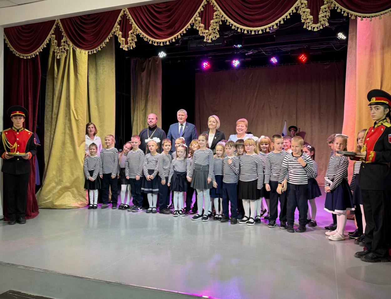 Михаил Шеремет: С большим удовольствием, совместно с почетными гостями, принял участие в торжественном мероприятии- «Посвящение первоклашек школы N 38 города Симферополя в юные дорохинцы- орлята России» Михаил Шеремет: С большим удовольствием, совместно с почетными гостями, принял участие в торжественном мероприятии- «Посвящение первоклашек школы N 38 города Симферополя в юные дорохинцы- орлята России»