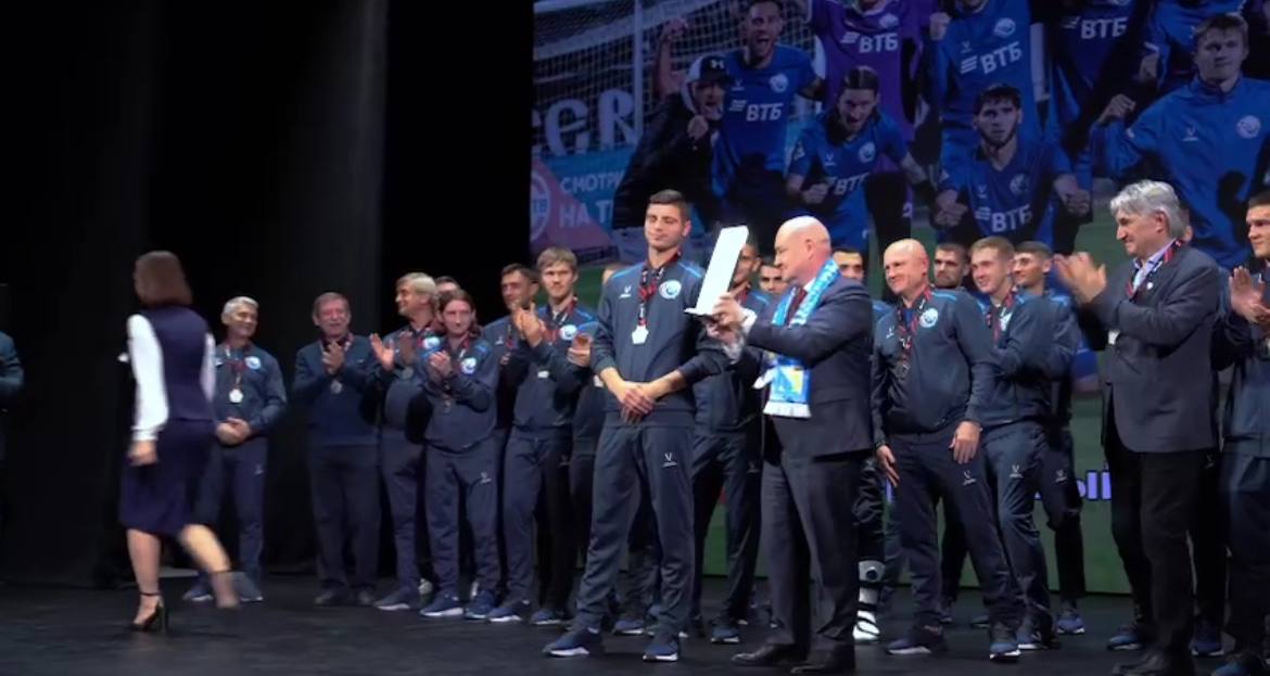 Футболистам Севастополя вручили кубок и серебряные медали первенства России