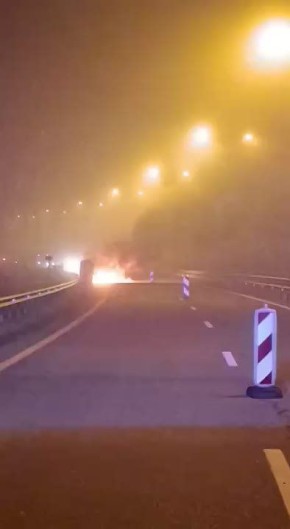 На дороге "Новороссийск – Керчь" сгорела легковушка