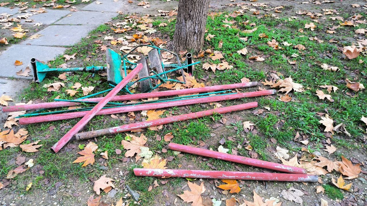 В Симферополе демонтировали старую детскую площадку, не соответствующую требованиям безопасности