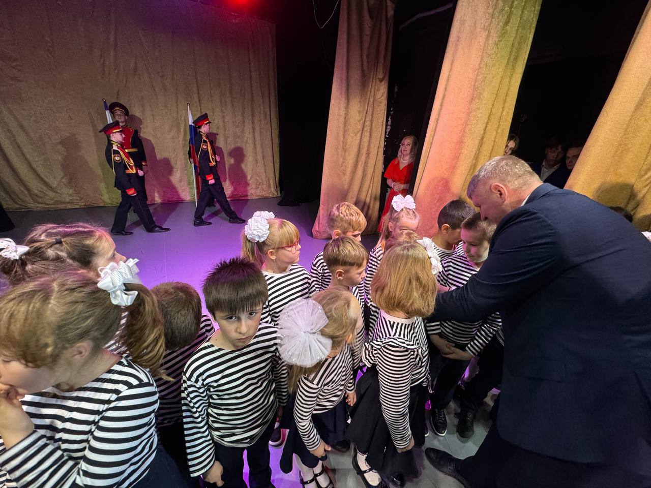 Михаил Шеремет: С большим удовольствием, совместно с почетными гостями, принял участие в торжественном мероприятии- «Посвящение первоклашек школы N 38 города Симферополя в юные дорохинцы- орлята России» Михаил Шеремет: С большим удовольствием, совместно с почетными гостями, принял участие в торжественном мероприятии- «Посвящение первоклашек школы N 38 города Симферополя в юные дорохинцы- орлята России»