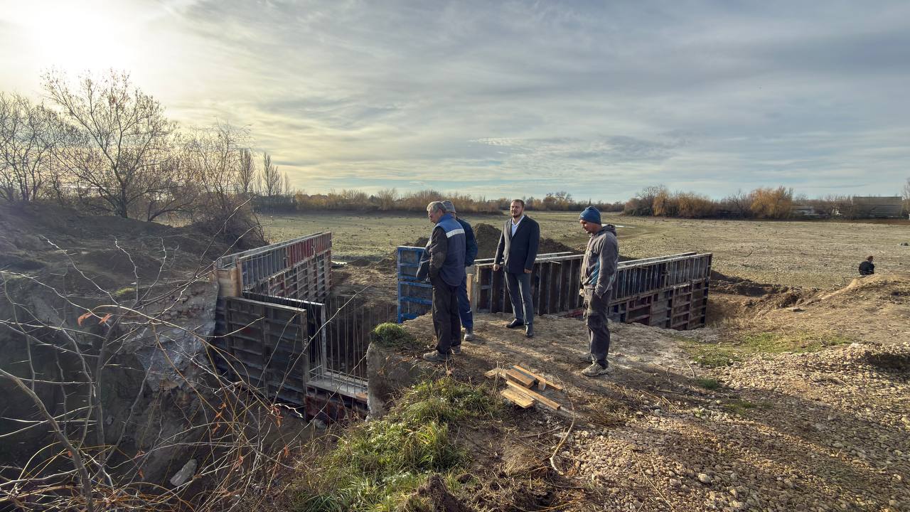Антон Кравец: Провел мониторинг хода работ по текущему ремонту гидротехнического сооружения аварийного водосброса пруда в с.Ивановка. Данные мероприятия направлены на снижение паводковой опасности Антон Кравец: Провел мониторинг хода работ по текущему ремонту гидротехнического сооружения аварийного водосброса пруда в с.Ивановка. Данные мероприятия направлены на снижение паводковой опасности