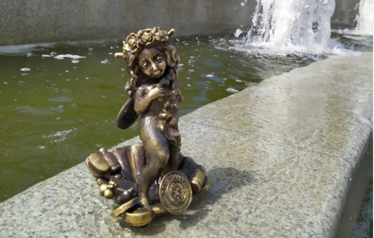 Шахматист вернулся на место: вырванную вандалами бронзовую пчелу в Симферополе восстановили Шахматист вернулся на место: вырванную вандалами бронзовую пчелу в Симферополе восстановили