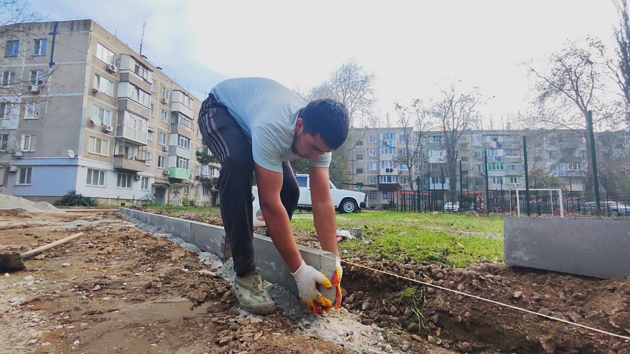 Олег Каторгин: В Керчи приступили к ремонту тротуаров внутри жилого квартала в районе Аршинцево Олег Каторгин: В Керчи приступили к ремонту тротуаров внутри жилого квартала в районе Аршинцево