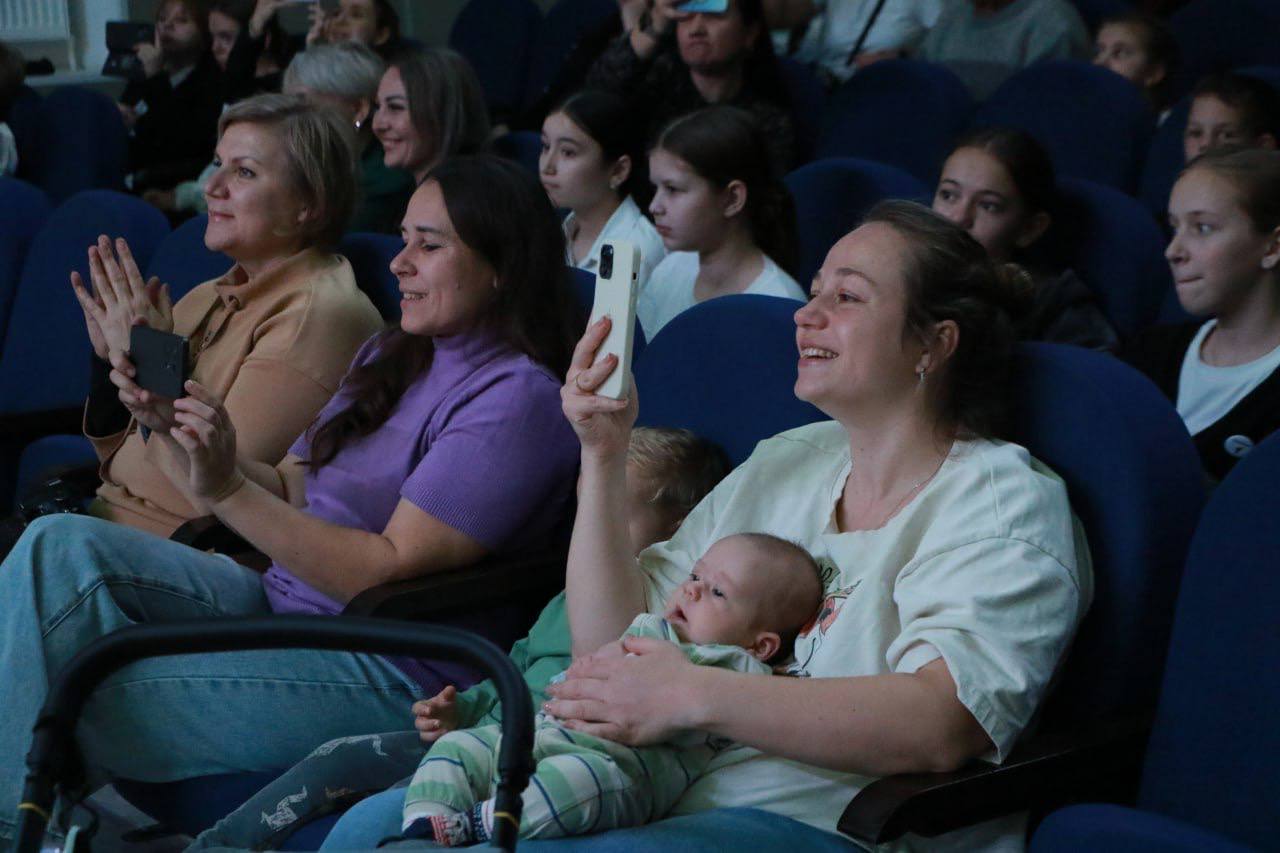 Ольга Урайкина: В преддверии Дня Матери в Бахчисарайском районном Доме культуры состоялся праздничный концерт, посвящённый всем мамам и бабушкам Ольга Урайкина: В преддверии Дня Матери в Бахчисарайском районном Доме культуры состоялся праздничный концерт, посвящённый всем мамам и бабушкам