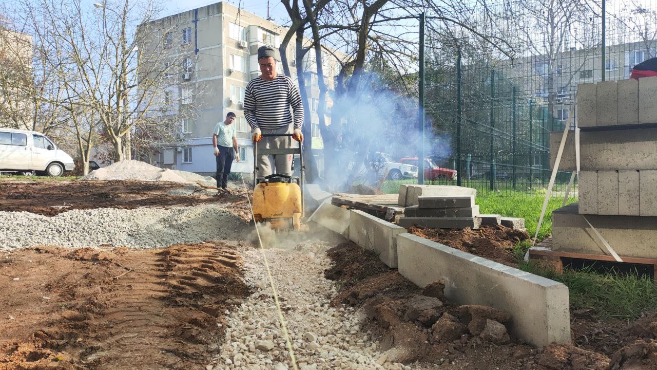 Олег Каторгин: В Керчи приступили к ремонту тротуаров внутри жилого квартала в районе Аршинцево Олег Каторгин: В Керчи приступили к ремонту тротуаров внутри жилого квартала в районе Аршинцево