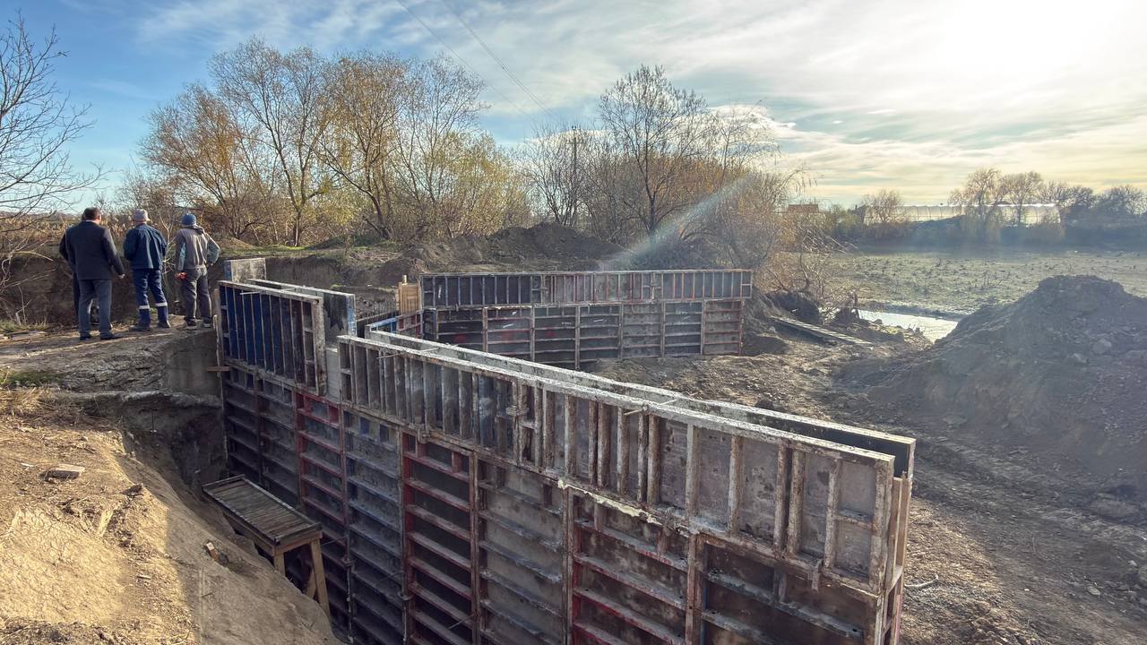 Антон Кравец: Провел мониторинг хода работ по текущему ремонту гидротехнического сооружения аварийного водосброса пруда в с.Ивановка. Данные мероприятия направлены на снижение паводковой опасности Антон Кравец: Провел мониторинг хода работ по текущему ремонту гидротехнического сооружения аварийного водосброса пруда в с.Ивановка. Данные мероприятия направлены на снижение паводковой опасности