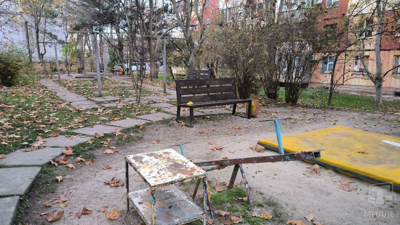 В Симферополе демонтировали старую детскую площадку, не соответствующую требованиям безопасности В Симферополе демонтировали старую детскую площадку, не соответствующую требованиям безопасности