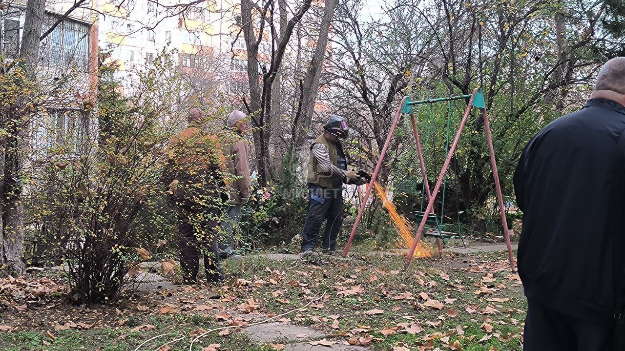 В Симферополе демонтировали старую детскую площадку, не соответствующую требованиям безопасности В Симферополе демонтировали старую детскую площадку, не соответствующую требованиям безопасности