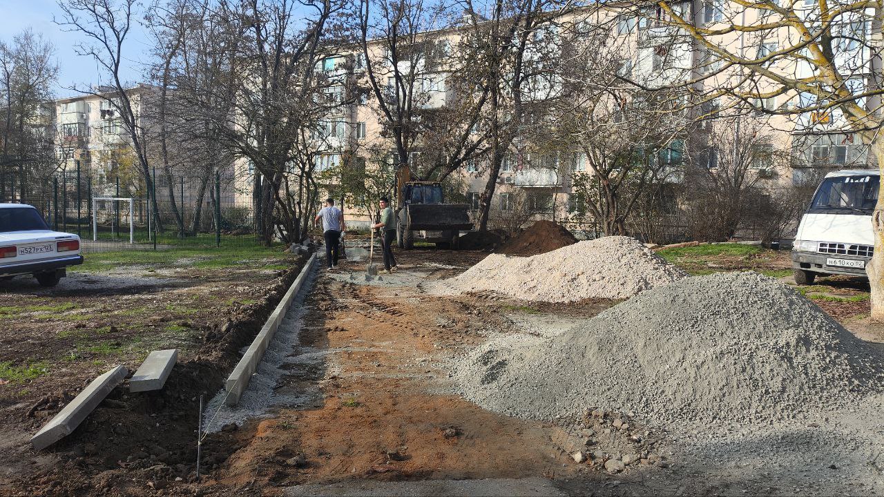 Олег Каторгин: В Керчи приступили к ремонту тротуаров внутри жилого квартала в районе Аршинцево Олег Каторгин: В Керчи приступили к ремонту тротуаров внутри жилого квартала в районе Аршинцево
