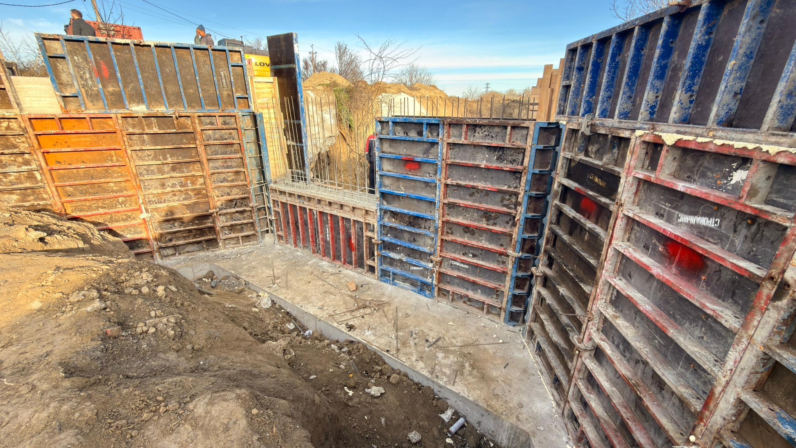 В Нижнегорском районе идет текущий ремонт гидротехнического сооружения аварийного водосброса пруда в с.Ивановка В Нижнегорском районе идет текущий ремонт гидротехнического сооружения аварийного водосброса пруда в с.Ивановка