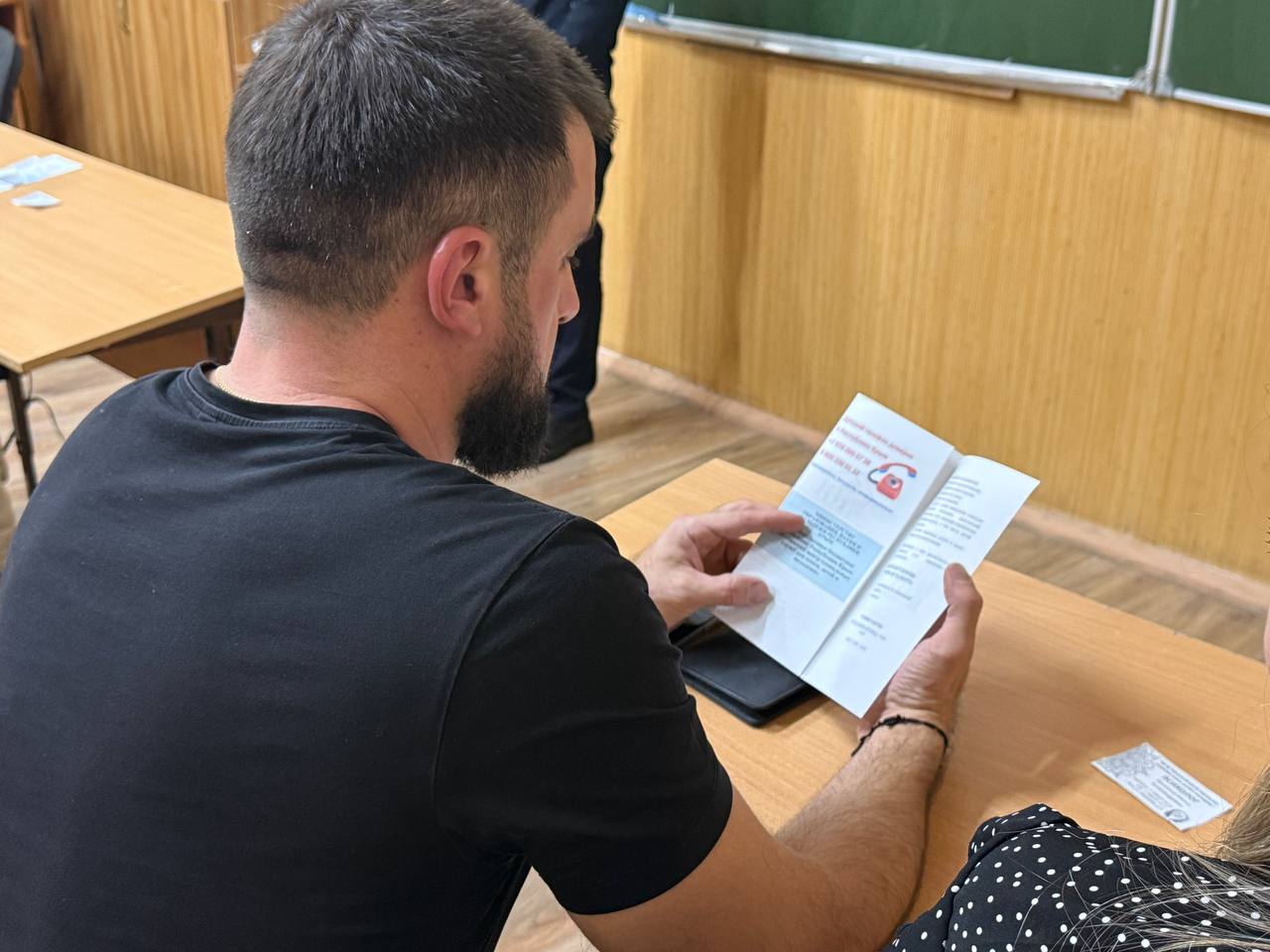 Сотрудники Госавтоинспекции продолжают проводить профилактическую работу с родителями, напоминая о совместной ответственности за безопасность юных участников дорожного движения Сотрудники Госавтоинспекции продолжают проводить профилактическую работу с родителями, напоминая о совместной ответственности за безопасность юных участников дорожного движения