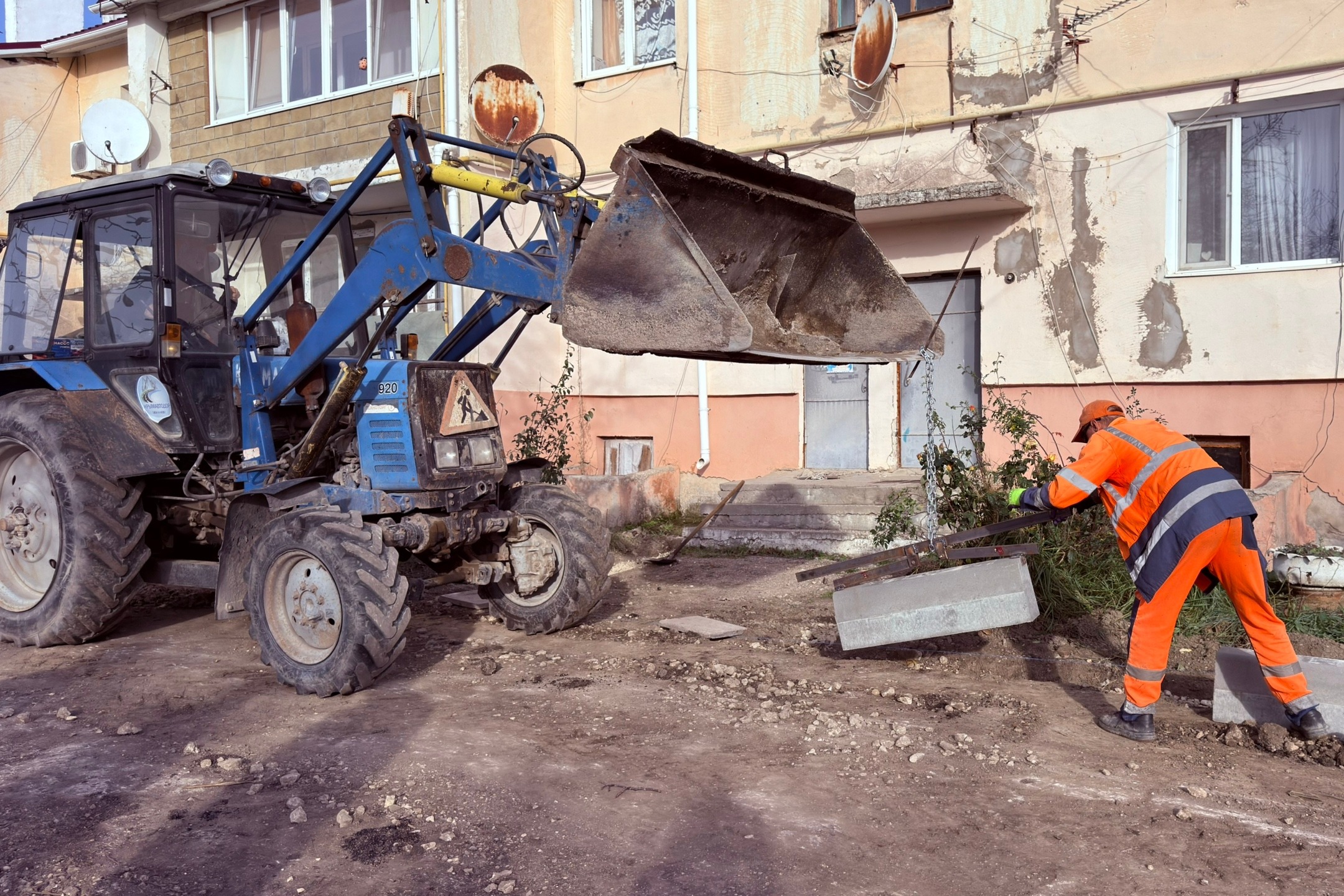 Глава администрации района Антон Кравец провел мониторинг хода работ ремонта дворовой территории многоквартирного дома в с.Уваровка