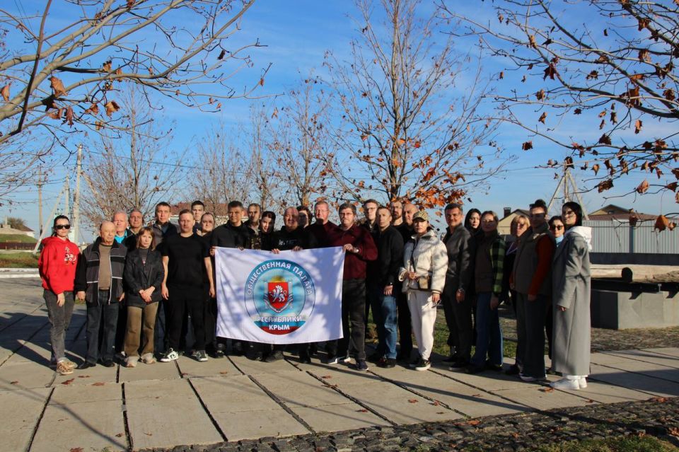 Члены Общественной палаты Крыма и МЭКС провели субботник у мемориала жертвам концлагеря «Красный»