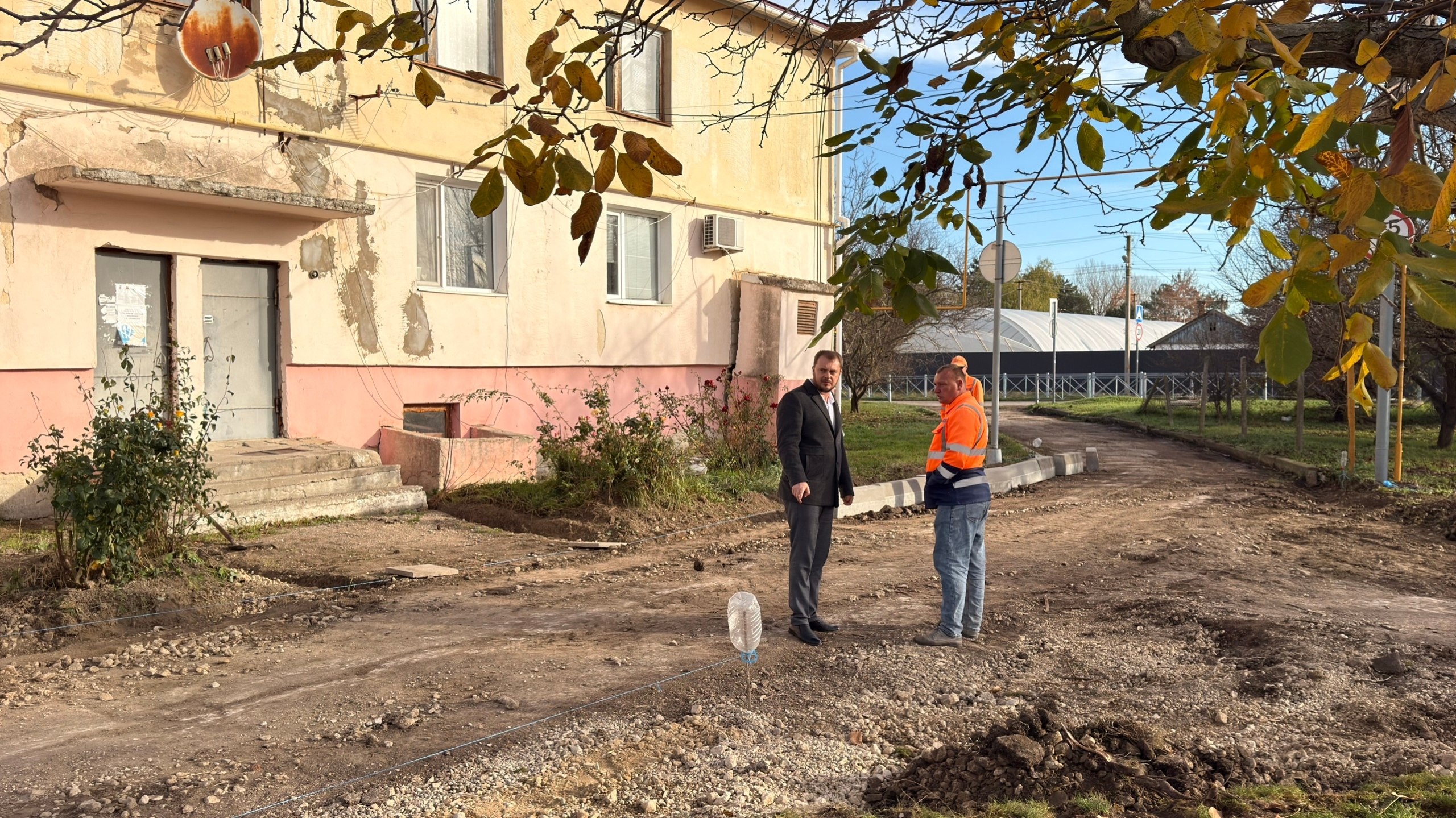 Глава администрации района Антон Кравец провел мониторинг хода работ ремонта дворовой территории многоквартирного дома в с.Уваровка Глава администрации района Антон Кравец провел мониторинг хода работ ремонта дворовой территории многоквартирного дома в с.Уваровка