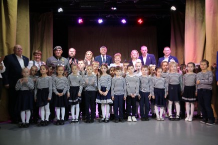 Уполномоченный по правам ребенка в Республике Крым Светлана Савченко приняла участие в торжественном посвящении учащихся первых классов школы №38 имени Героя России Владислава Дорохина в ряды движения «Юные дорохинцы – Орлята России»