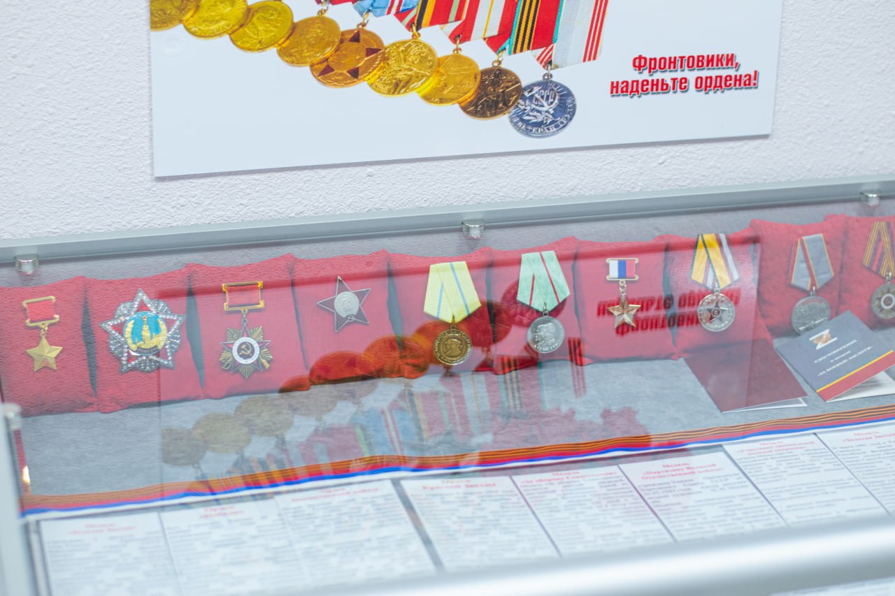 В МБОУ «Школа-гимназия, детский сад № 25» города Симферополя состоялось торжественное открытие музея «Хроники СВО», посвящённого событиям специальной военной операции В МБОУ «Школа-гимназия, детский сад № 25» города Симферополя состоялось торжественное открытие музея «Хроники СВО», посвящённого событиям специальной военной операции