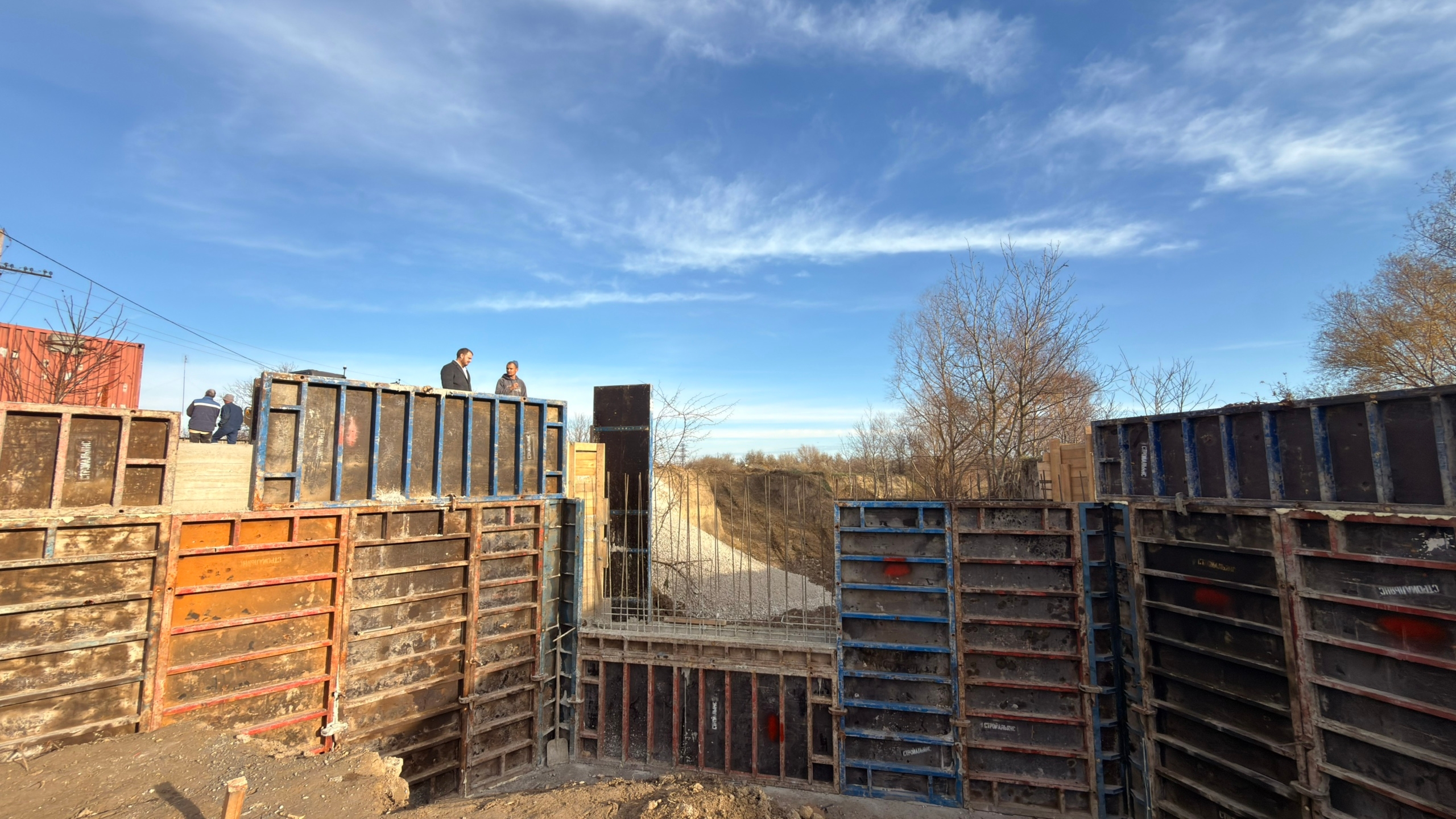 В Нижнегорском районе идет текущий ремонт гидротехнического сооружения аварийного водосброса пруда в с.Ивановка В Нижнегорском районе идет текущий ремонт гидротехнического сооружения аварийного водосброса пруда в с.Ивановка