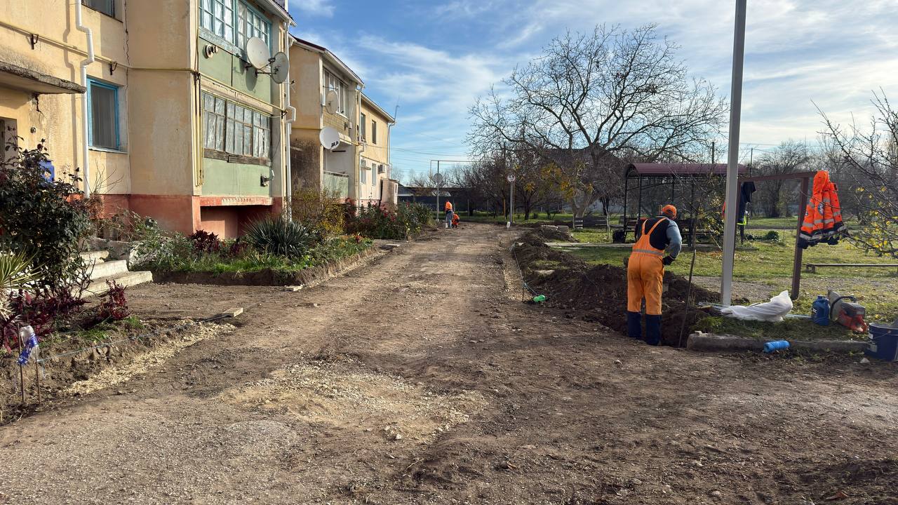 Антон Кравец: Провел мониторинг хода работ ремонта дворовой территории многоквартирного дома в с.Уваровка Антон Кравец: Провел мониторинг хода работ ремонта дворовой территории многоквартирного дома в с.Уваровка