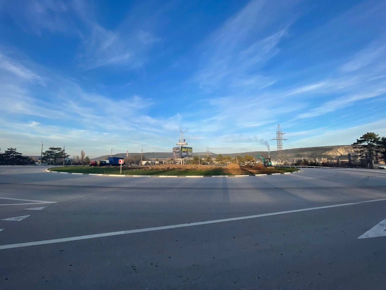 Дмитрий Скобликов: на въездном кольце со стороны Симферополя стартовали работы по созданию уникального ландшафтного объекта — «Лавандовое кольцо» Дмитрий Скобликов: на въездном кольце со стороны Симферополя стартовали работы по созданию уникального ландшафтного объекта — «Лавандовое кольцо»