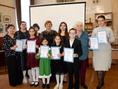 В читальном зале ЦГБ им. А. С. Пушкина для студентов Крымского многопрофильного колледжа и гостей состоялся час поэтического настроения «Души материнской свет», посвященный Дню матери в России