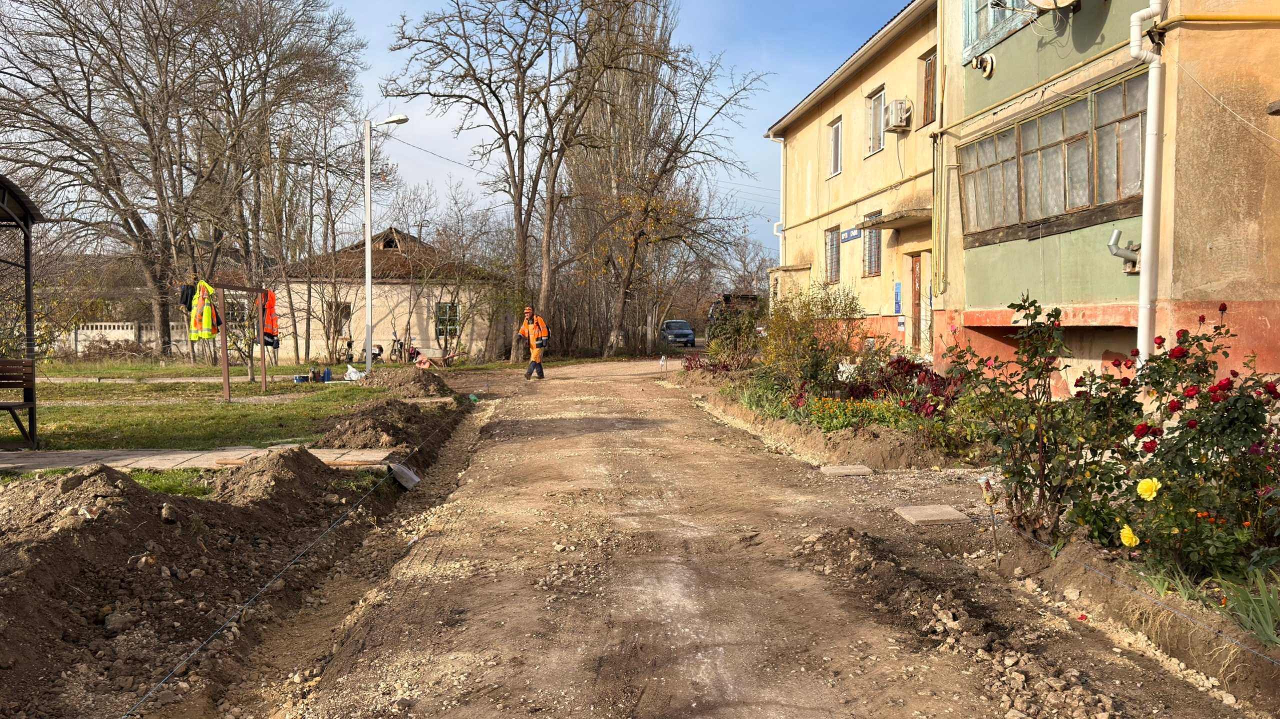 Глава администрации района Антон Кравец провел мониторинг хода работ ремонта дворовой территории многоквартирного дома в с.Уваровка Глава администрации района Антон Кравец провел мониторинг хода работ ремонта дворовой территории многоквартирного дома в с.Уваровка