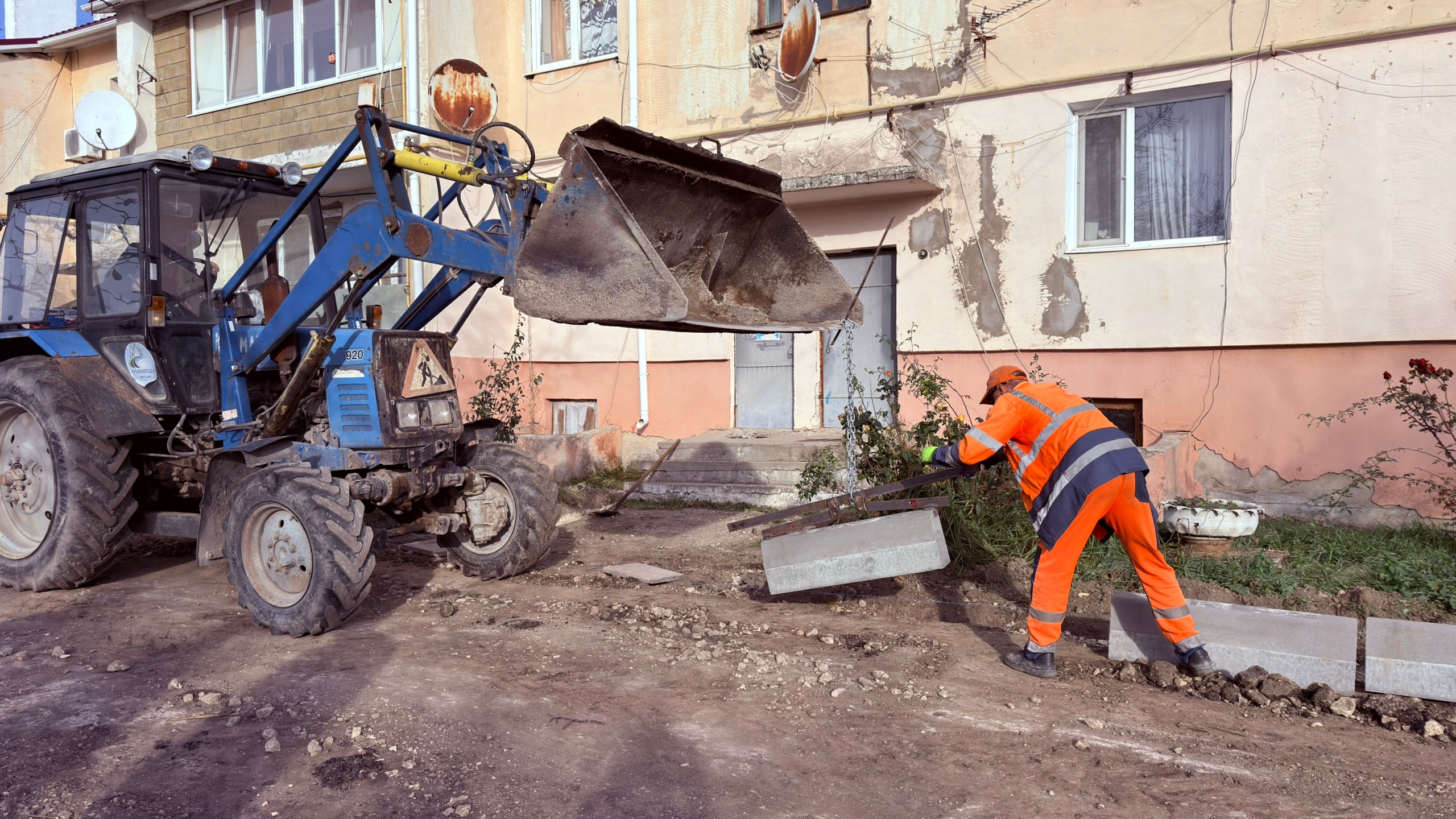 Глава администрации района Антон Кравец провел мониторинг хода работ ремонта дворовой территории многоквартирного дома в с.Уваровка Глава администрации района Антон Кравец провел мониторинг хода работ ремонта дворовой территории многоквартирного дома в с.Уваровка